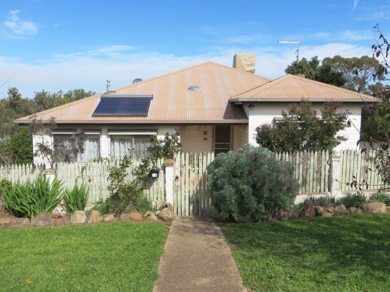 16 Knight Street, Junee NSW 2663