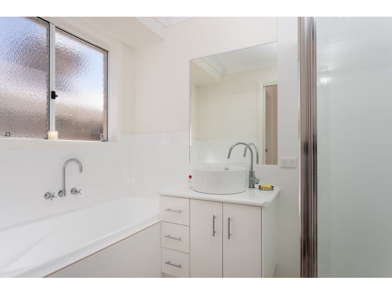 1/70 Kaloona Dr, Bourkelands NSW 2650