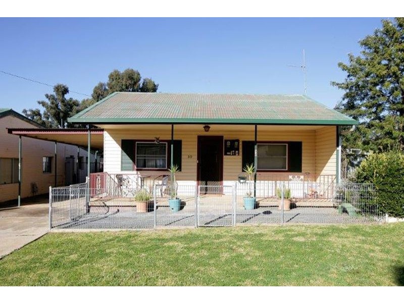 30 Hammond St, Junee NSW 2663