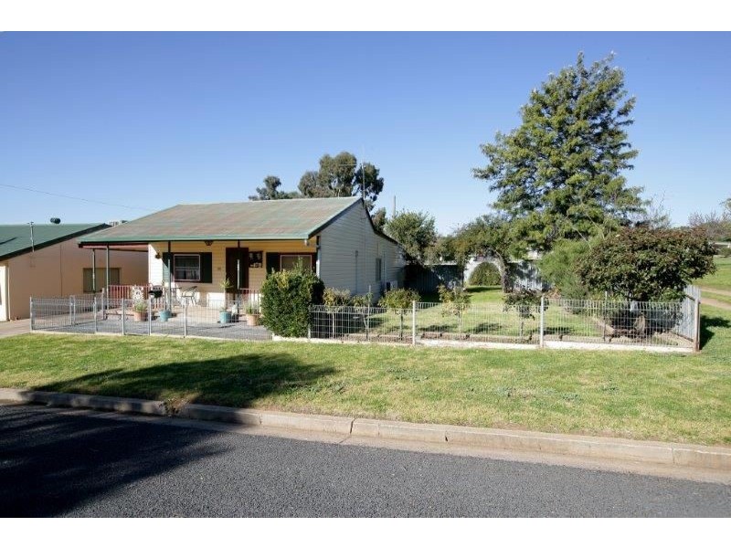 30 Hammond St, Junee NSW 2663