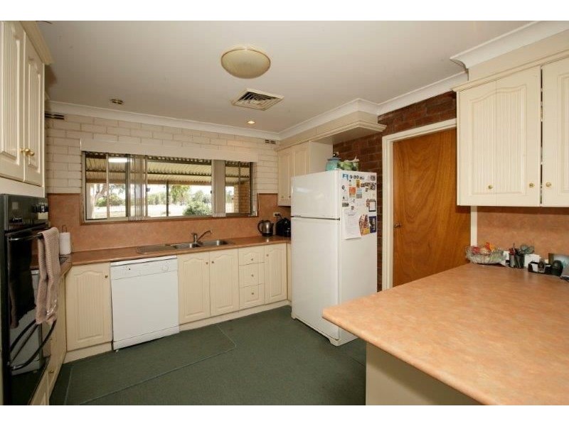 5 Elm Road, Lake Albert NSW 2650