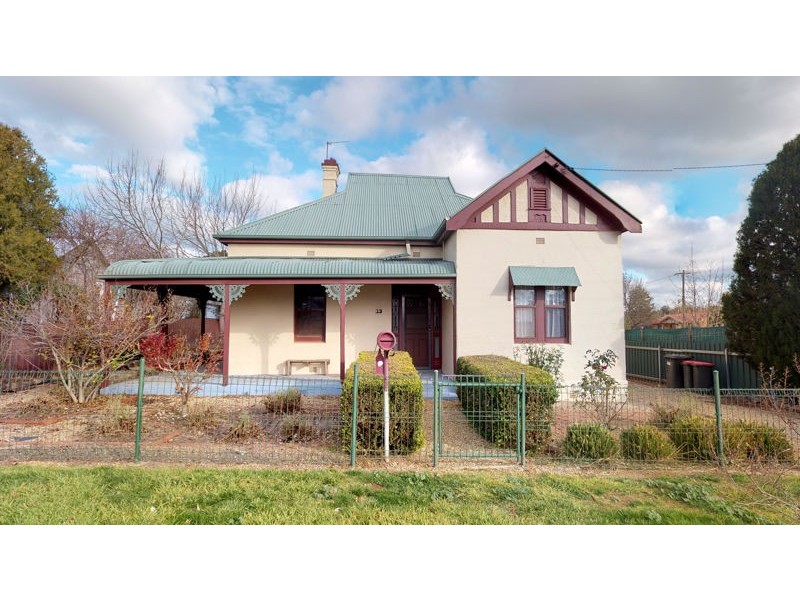 13 Crown St, Junee NSW 2663