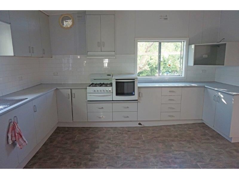 27 George St, Junee NSW 2663