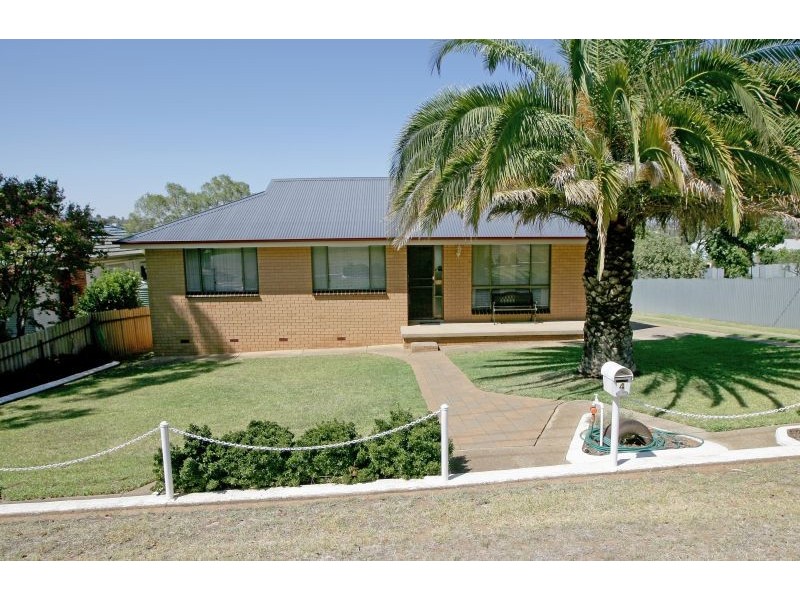 4 Knight St, Junee NSW 2663