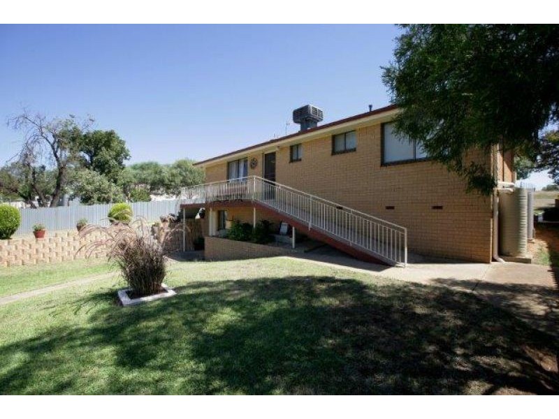 4 Knight St, Junee NSW 2663