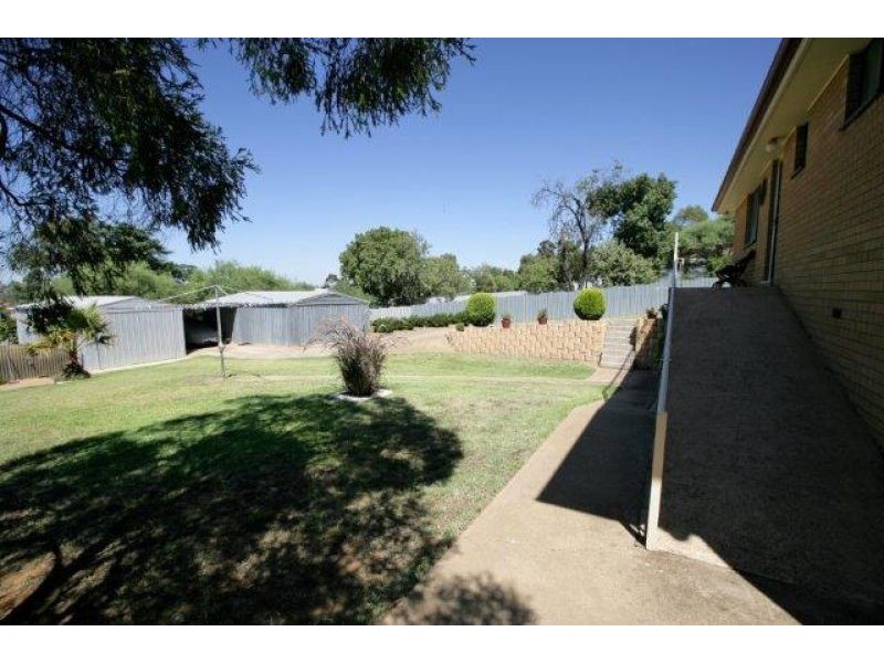 4 Knight St, Junee NSW 2663