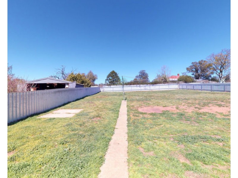17 Robert St, Junee NSW 2663
