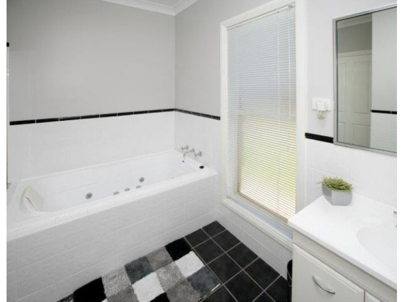 7 Loughan Road, Junee NSW 2663