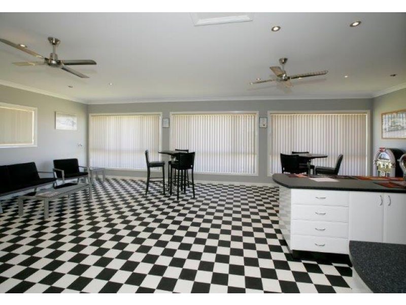 7 Loughan Road, Junee NSW 2663