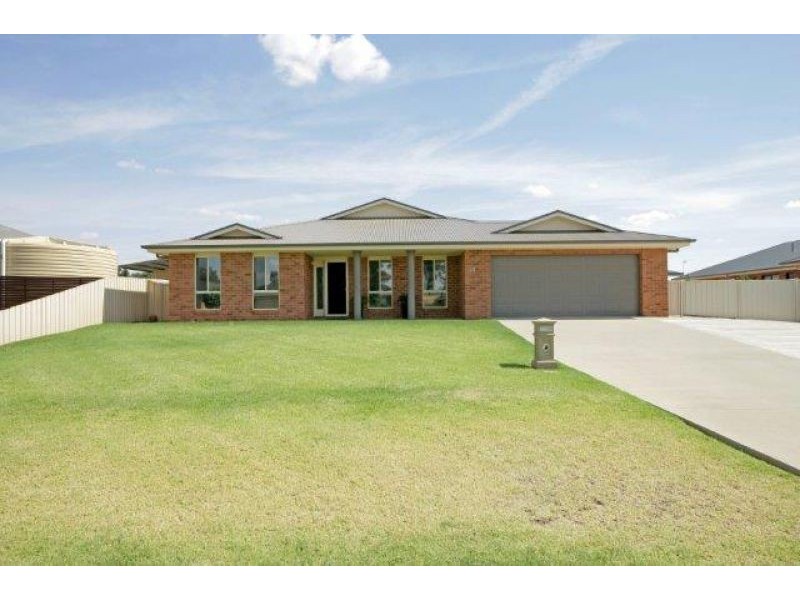 24 Loughan Rd, Junee NSW 2663