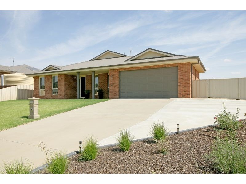 24 Loughan Rd, Junee NSW 2663