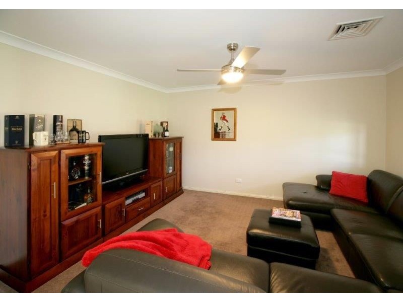 24 Loughan Rd, Junee NSW 2663