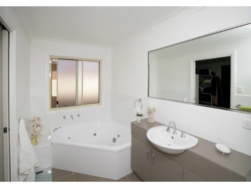 24 Loughan Rd, Junee NSW 2663
