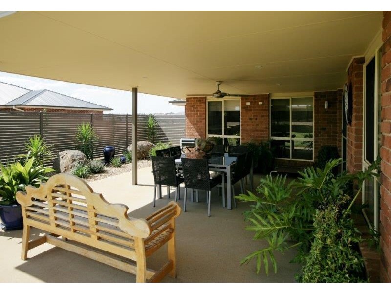 24 Loughan Rd, Junee NSW 2663