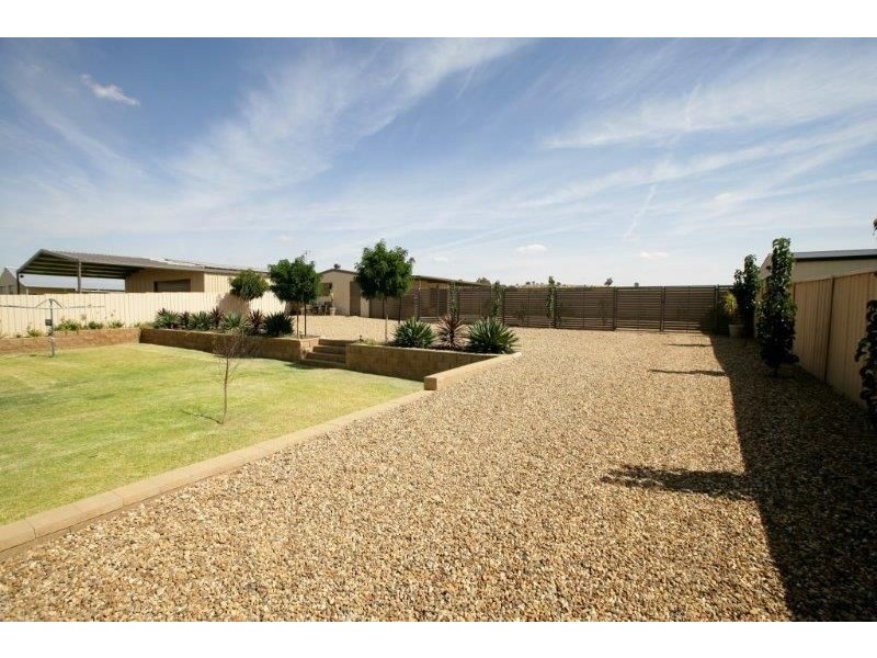 24 Loughan Rd, Junee NSW 2663