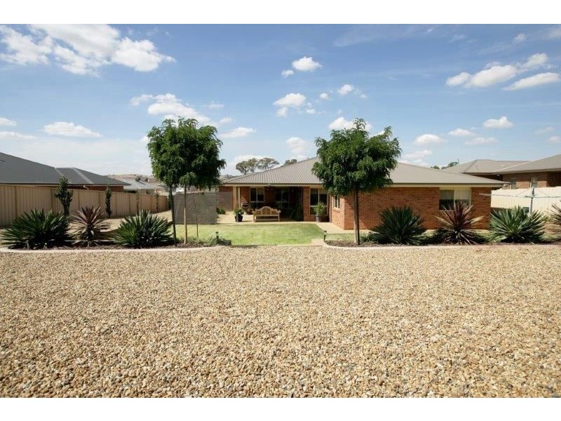 24 Loughan Rd, Junee NSW 2663