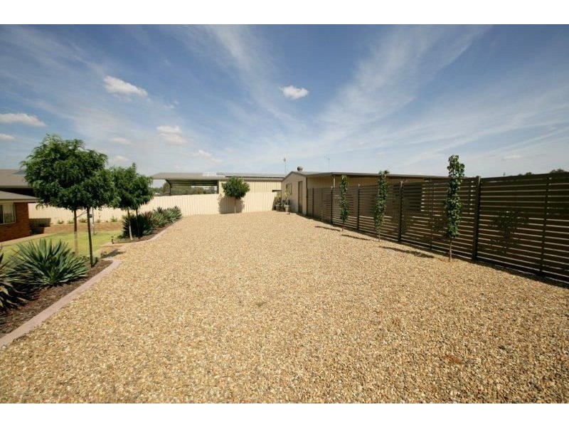 24 Loughan Rd, Junee NSW 2663