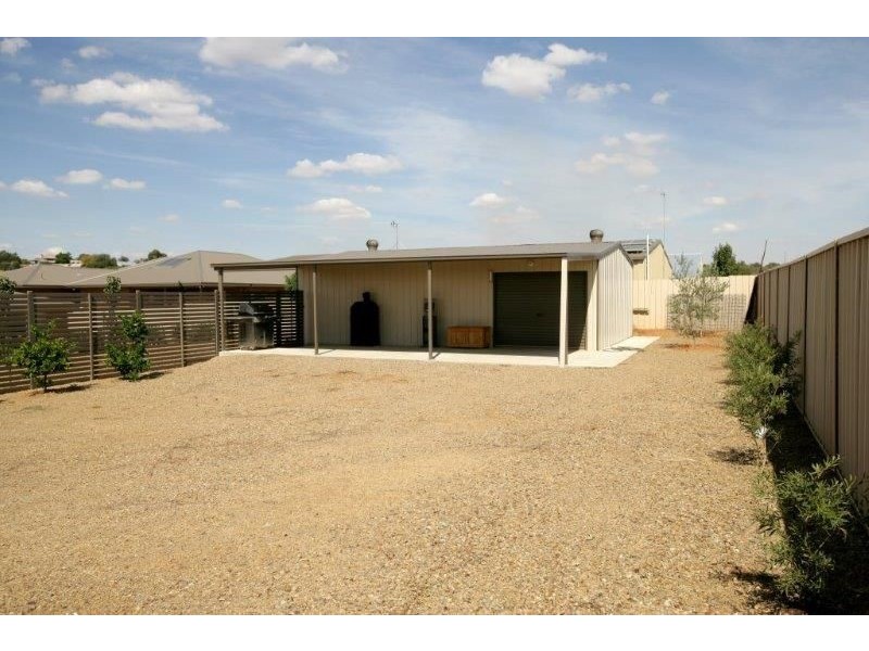 24 Loughan Rd, Junee NSW 2663