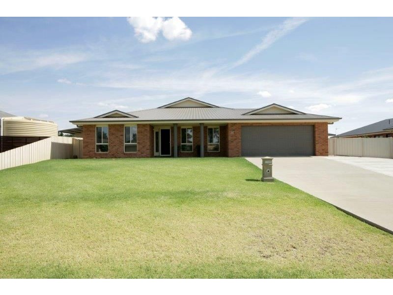 24 Loughan Rd, Junee NSW 2663