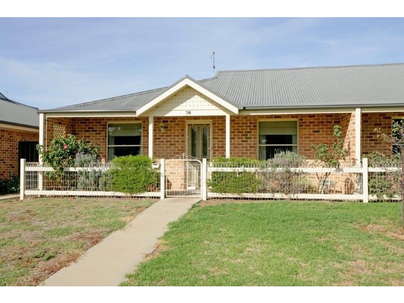 58 Bolton St, Junee NSW 2663