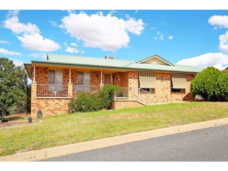 8 John Potts Dr, Junee NSW 2663
