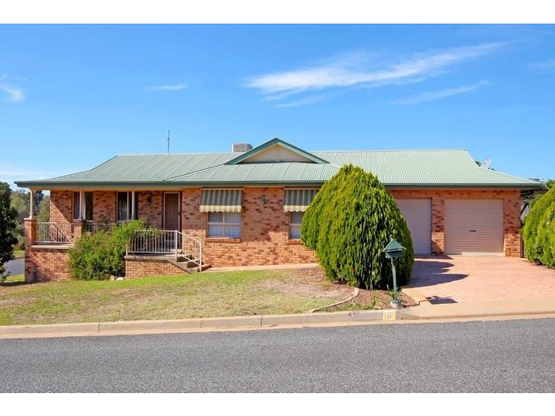 8 John Potts Dr, Junee NSW 2663