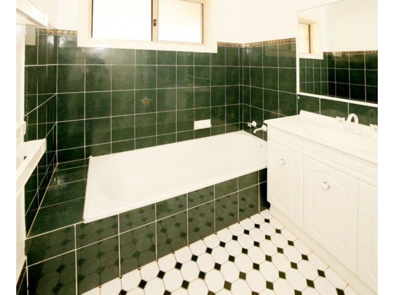 8 John Potts Dr, Junee NSW 2663