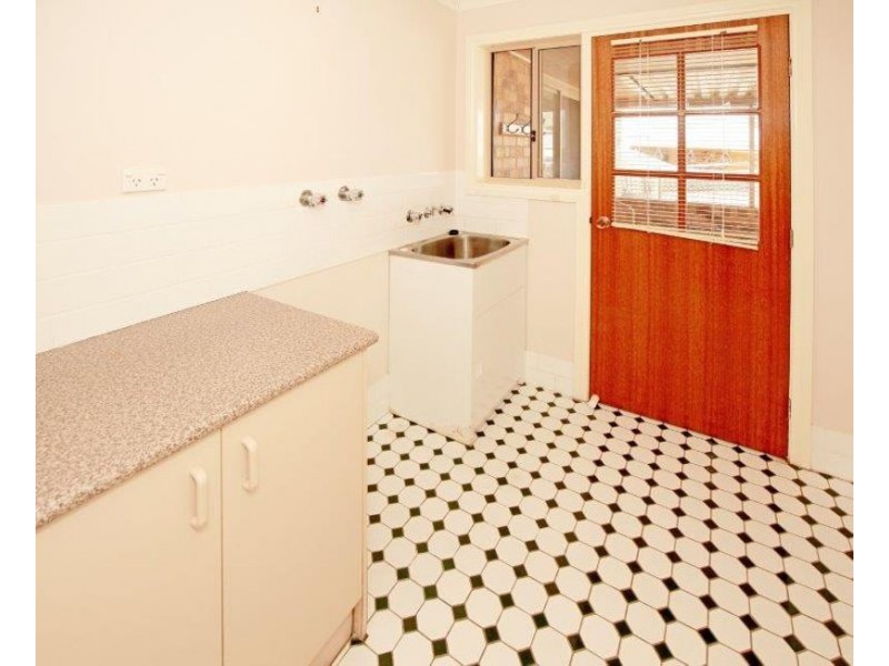 8 John Potts Dr, Junee NSW 2663