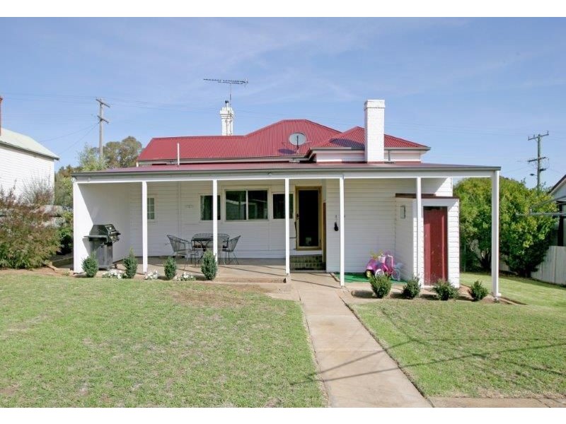 42 Hill St, Junee NSW 2663