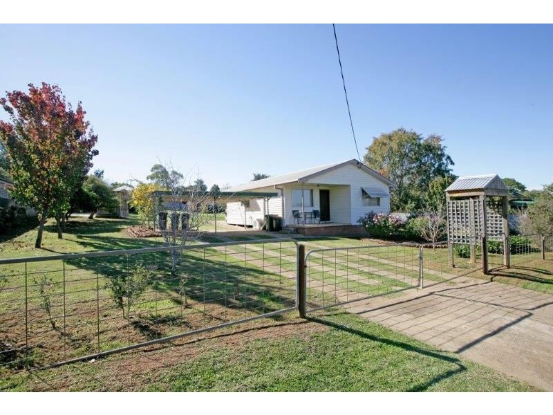 29 Hammond St, Junee NSW 2663