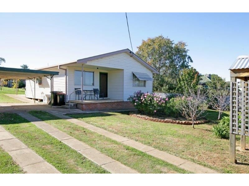 29 Hammond St, Junee NSW 2663