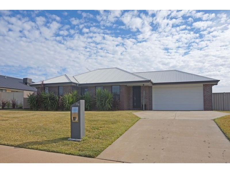 36 Loughan Rd, Junee NSW 2663