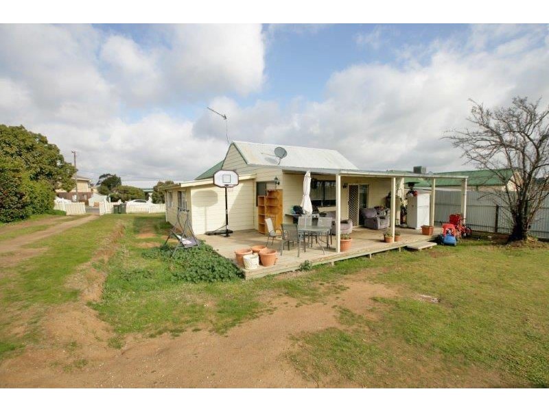 32 Crown St, Junee NSW 2663