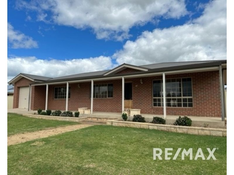68 John Potts Drive, Junee NSW 2663