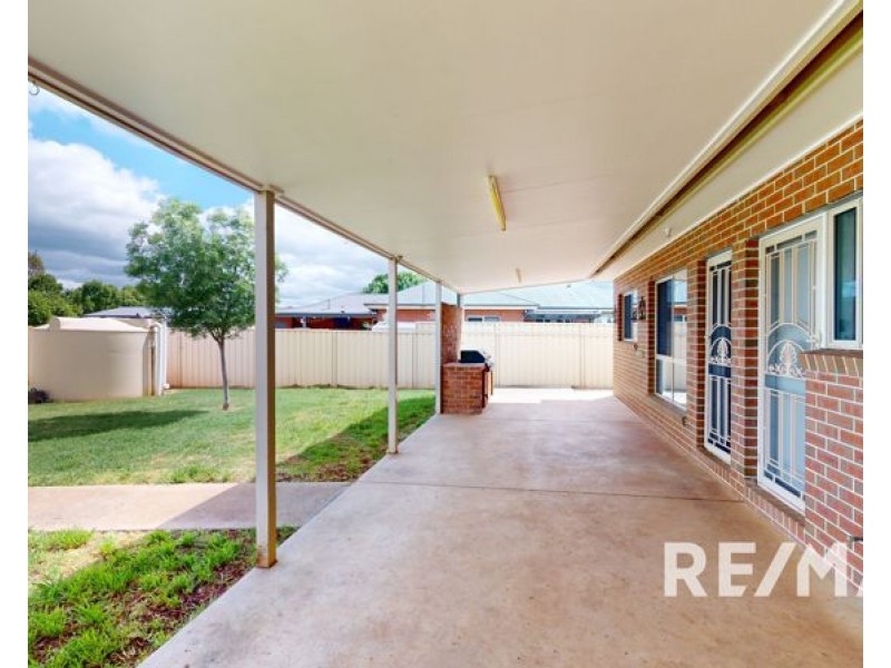 68 John Potts Drive, Junee NSW 2663