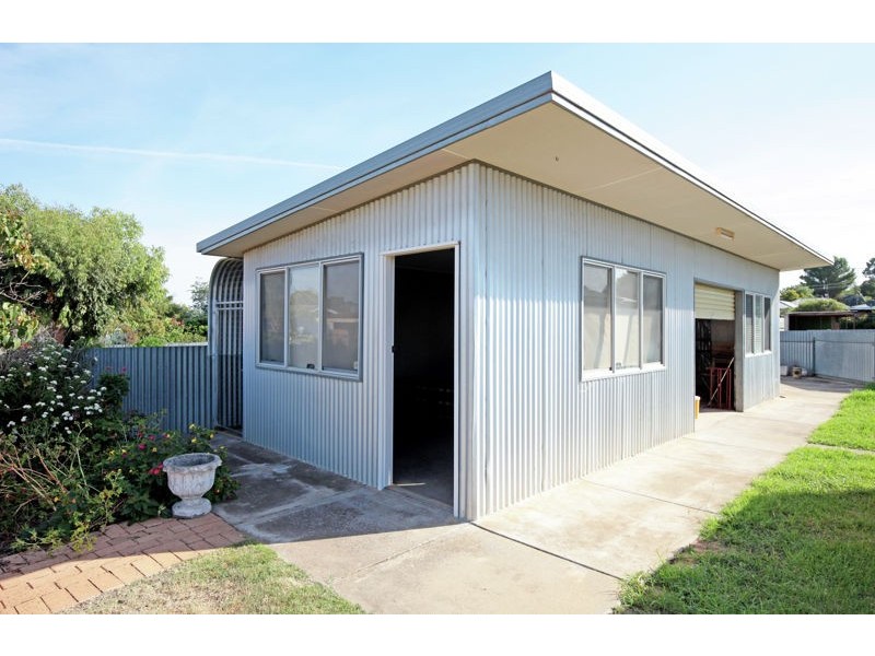 14 Cross St, Junee NSW 2663