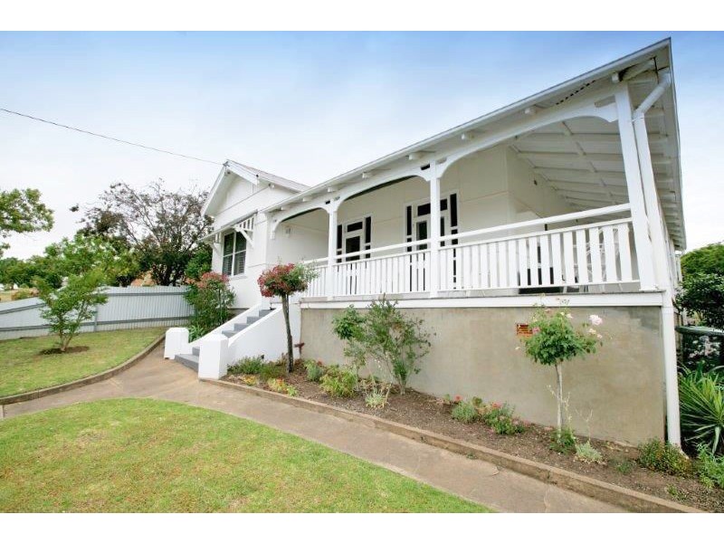 54 Commins Street, Junee NSW 2663