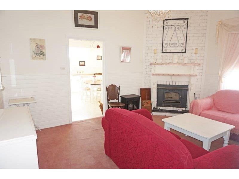 33 Commins St, Junee NSW 2663