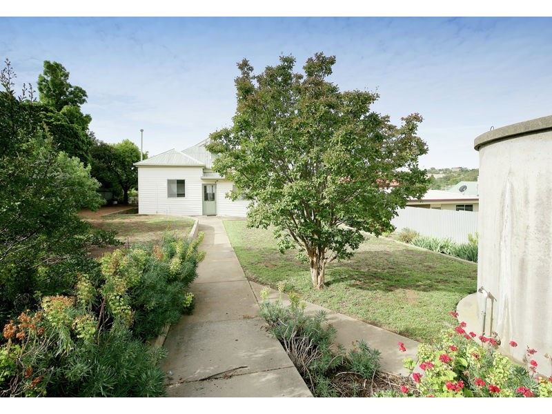 25 Dalley Street, Junee NSW 2663