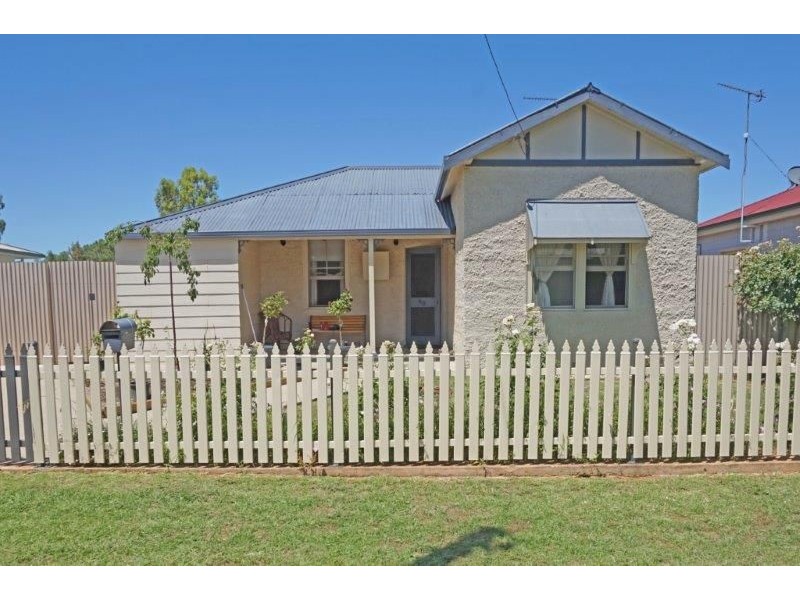 60 Regent St, Junee NSW 2663