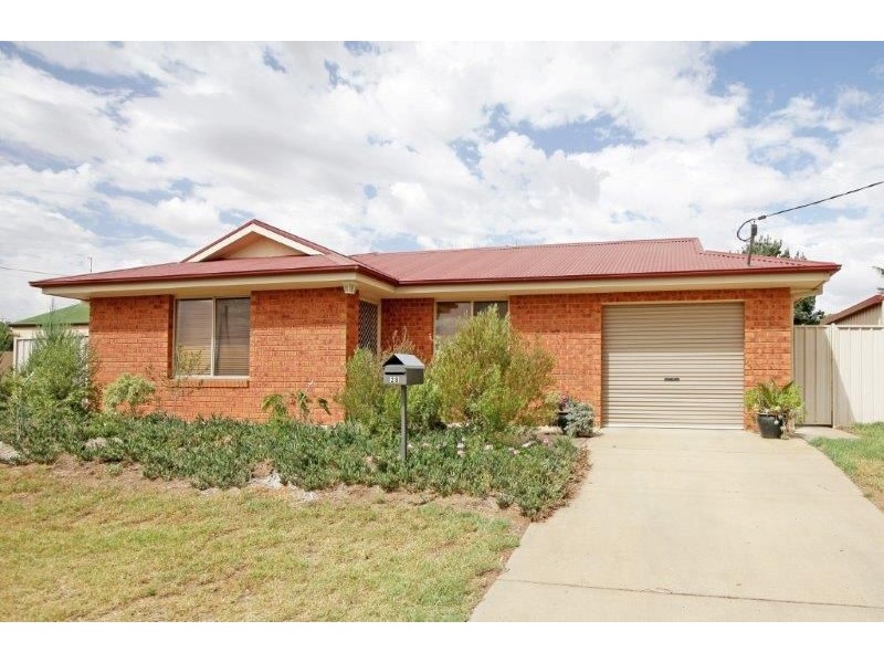 28 Ducker St, Junee NSW 2663