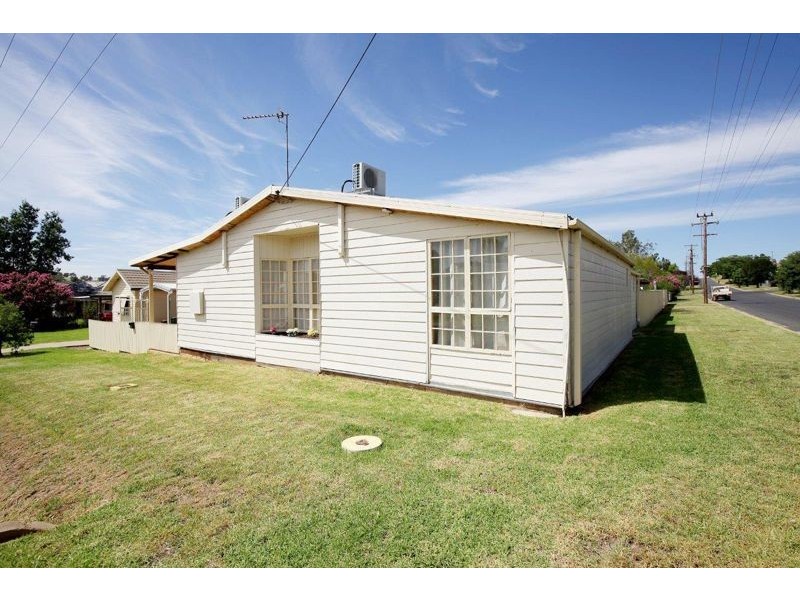 16 Hammond Street, Junee NSW 2663
