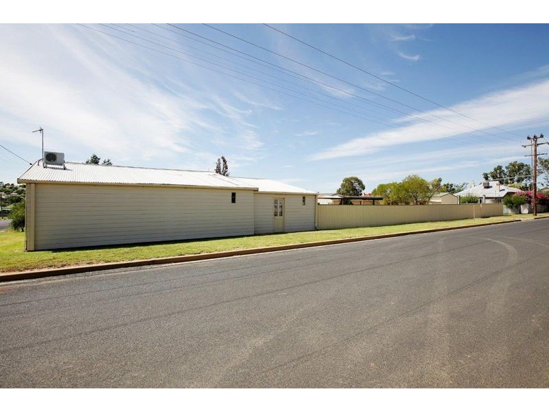16 Hammond Street, Junee NSW 2663