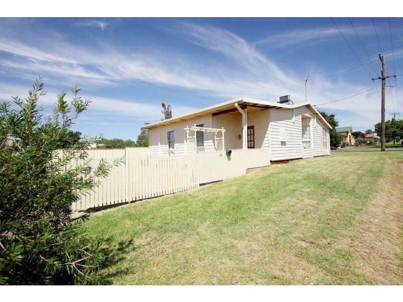 16 Hammond Street, Junee NSW 2663