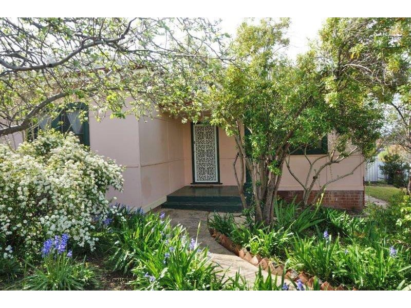 15 Anzac Avenue, Junee NSW 2663