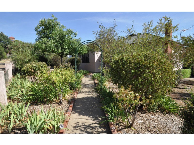 15 Anzac Avenue, Junee NSW 2663