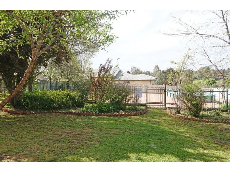 15 Anzac Avenue, Junee NSW 2663
