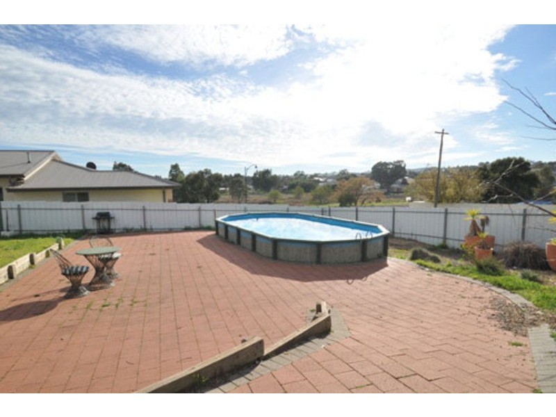 15 Anzac Avenue, Junee NSW 2663