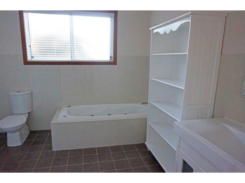 76 Lisgar St, Junee NSW 2663