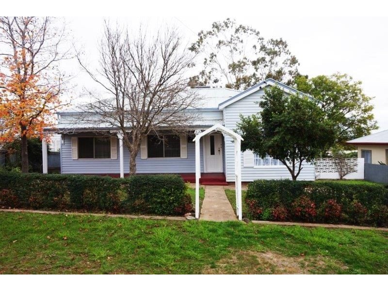 13 Commins  St, Junee NSW 2663